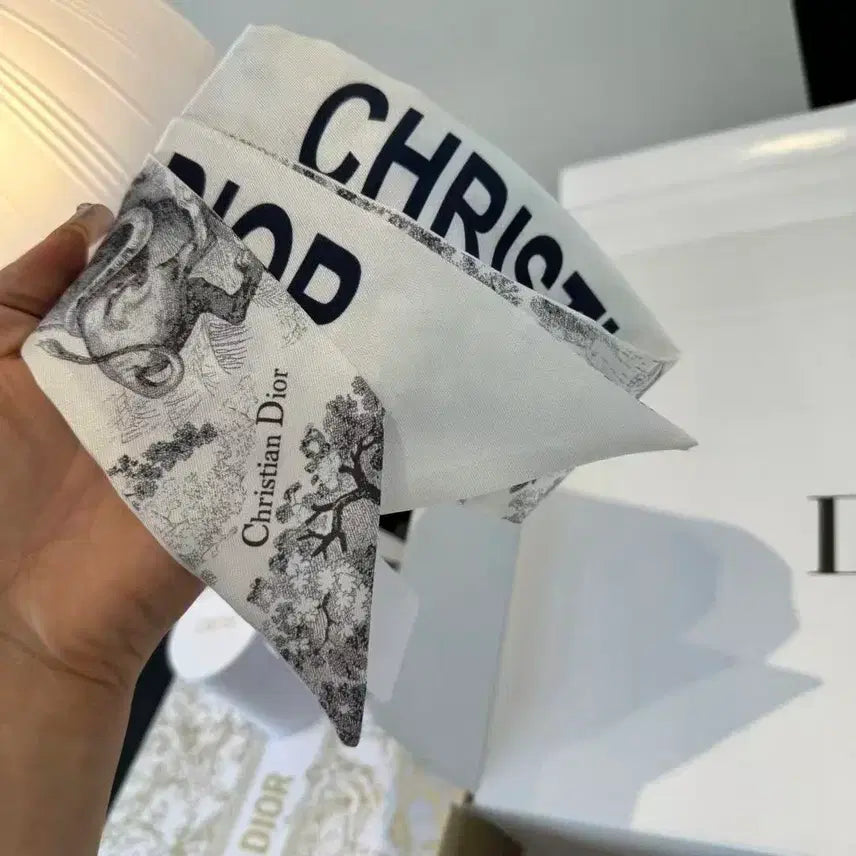 [SOLD OUT] 디올 여름용 작은 스카프 두건 나비넥타이 헤어밴드 손목 밴드 가방 장식