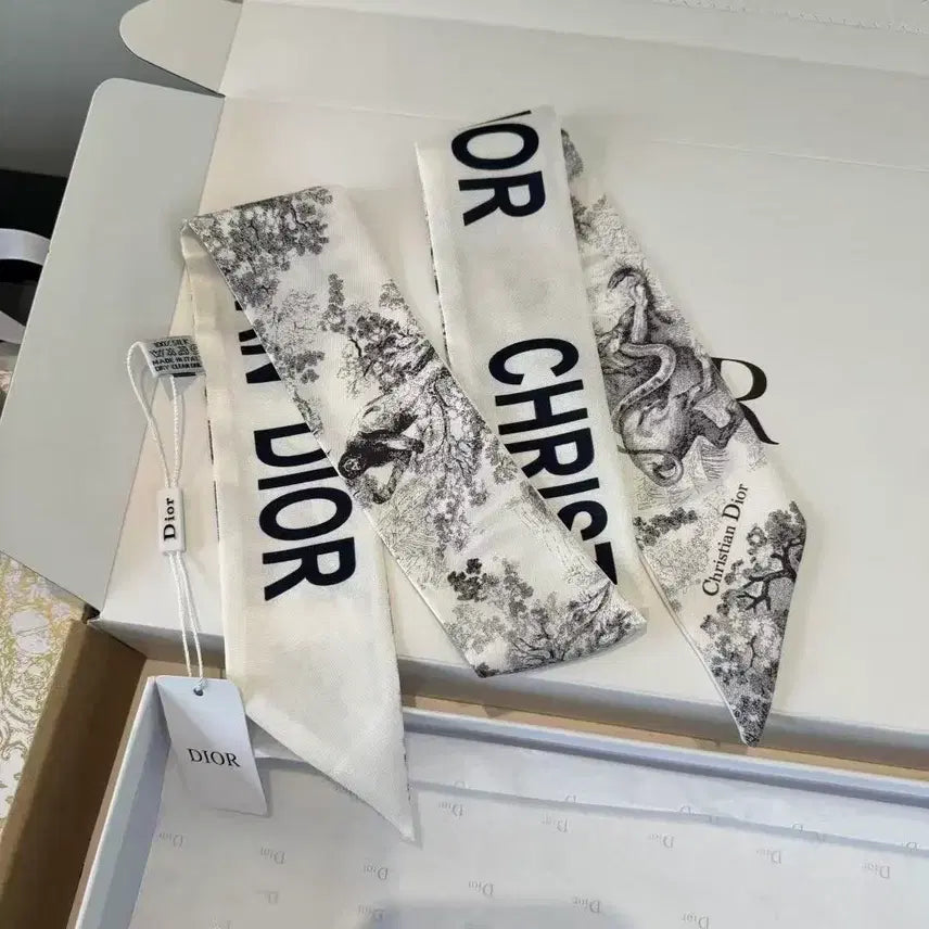 [SOLD OUT] 디올 여름용 작은 스카프 두건 나비넥타이 헤어밴드 손목 밴드 가방 장식