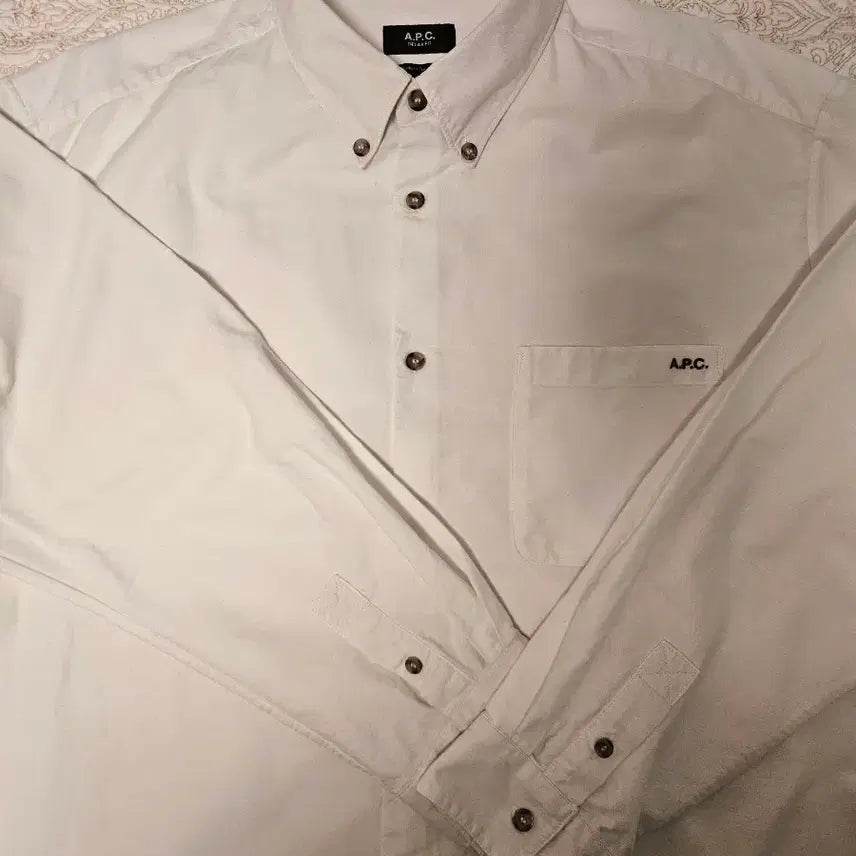 [SOLD OUT] APC 로고 화이트 셔츠 XXL 사이즈 판매합니다(최종가)