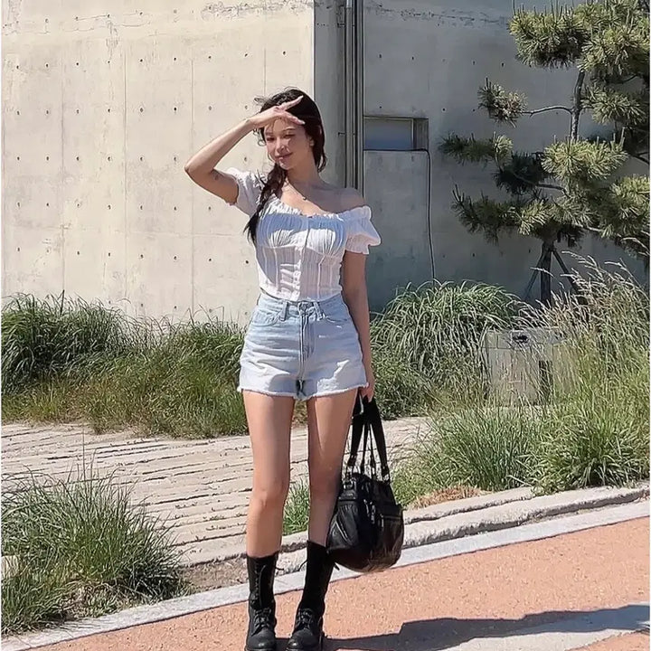 [SOLD OUT] 화이트 새상품 ) 히프나틱 자체제작 프릴 스모크밴딩 크롭 블라우스