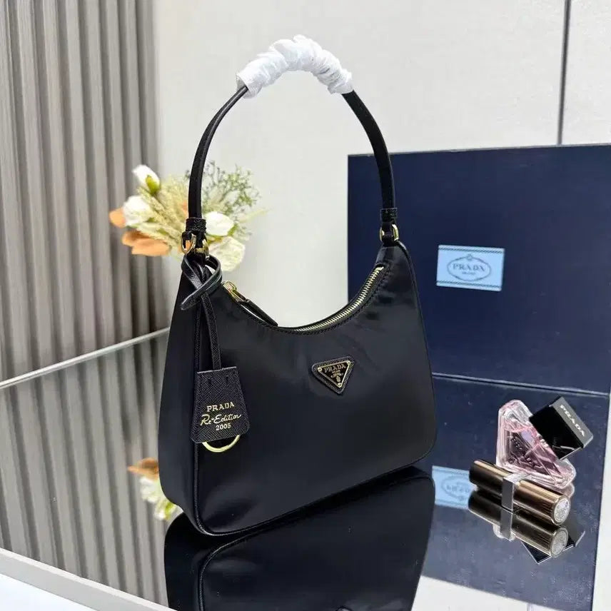 [SOLD OUT] 백화점에서 구매한 PRADA 프라다 Re-Edition 2005 숄더/핸