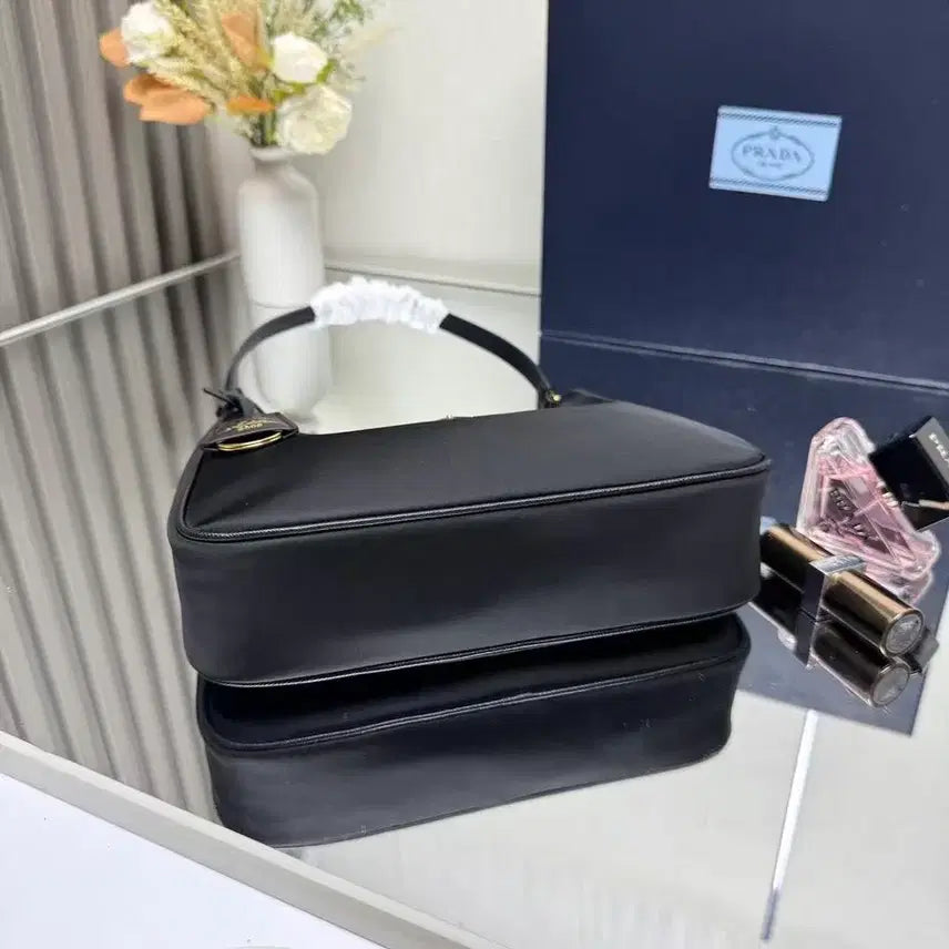 [SOLD OUT] 백화점에서 구매한 PRADA 프라다 Re-Edition 2005 숄더/핸