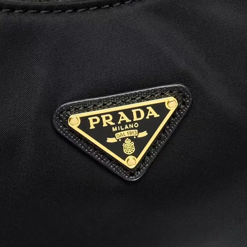 [SOLD OUT] 백화점에서 구매한 PRADA 프라다 Re-Edition 2005 숄더/핸