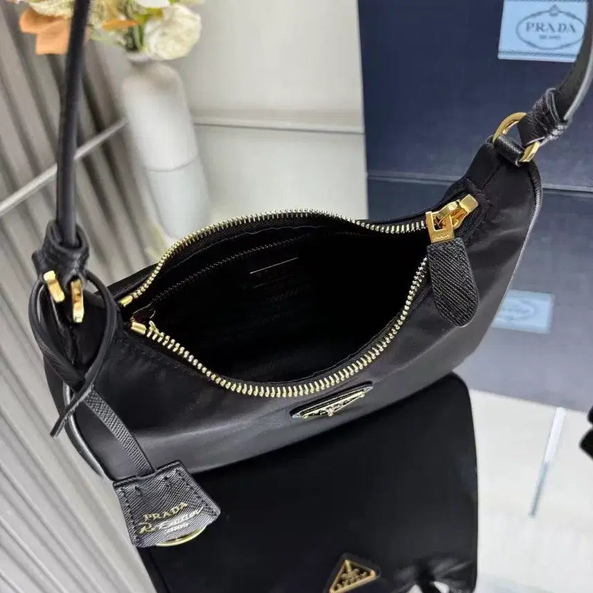 [SOLD OUT] 백화점에서 구매한 PRADA 프라다 Re-Edition 2005 숄더/핸
