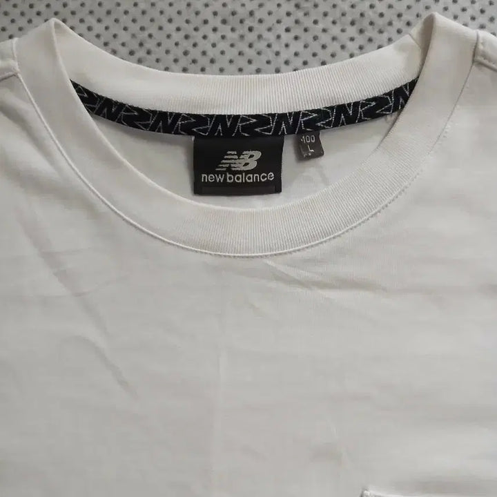 [BUNJANG] New Balance White Pocket Long Sleeve T-Shirt / 뉴발란스 흰색 포켓 긴팔티