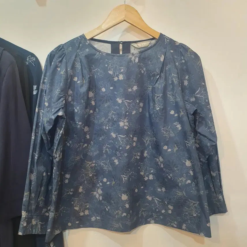 [BUNJANG] Vintage Blue Floral Pintuck Blouse / 빈티지 블루 플라워 핀턱 블라우스