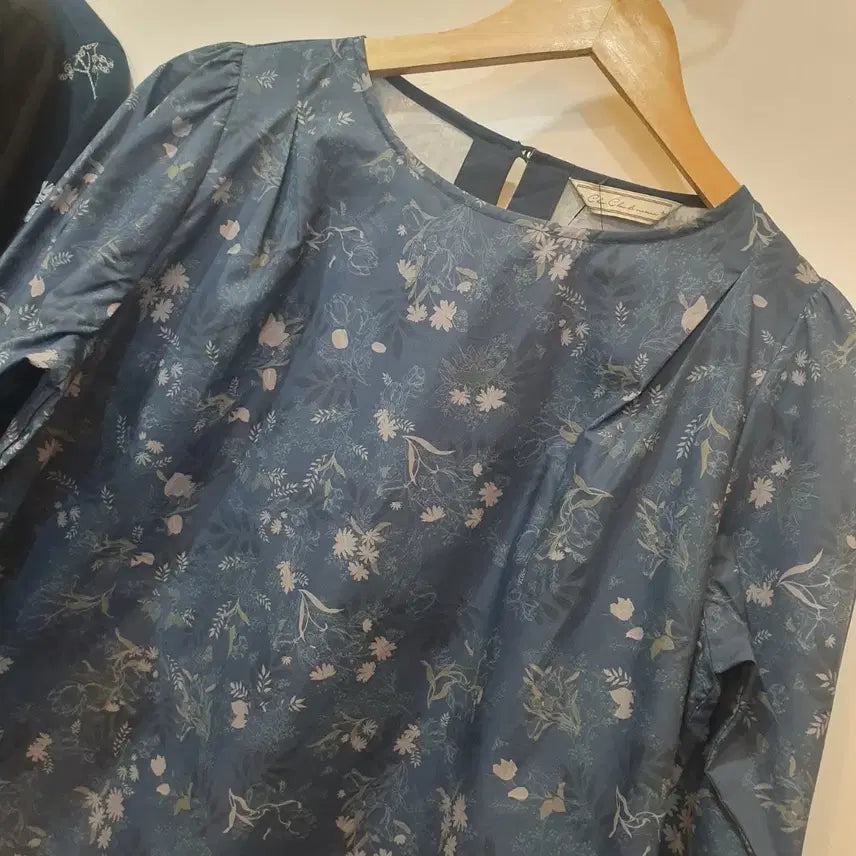[BUNJANG] Vintage Blue Floral Pintuck Blouse / 빈티지 블루 플라워 핀턱 블라우스