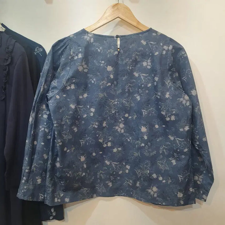 [BUNJANG] Vintage Blue Floral Pintuck Blouse / 빈티지 블루 플라워 핀턱 블라우스