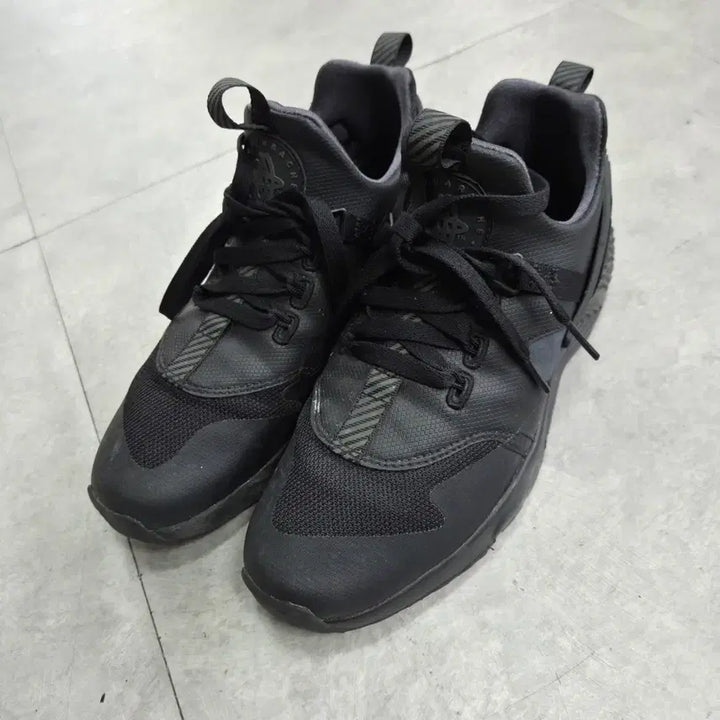 [BUNJANG] Nike Air Huarache Utility Premium Sneakers (250mm) / 나이키 에어 허라취 유틸리트 프리미엄 250