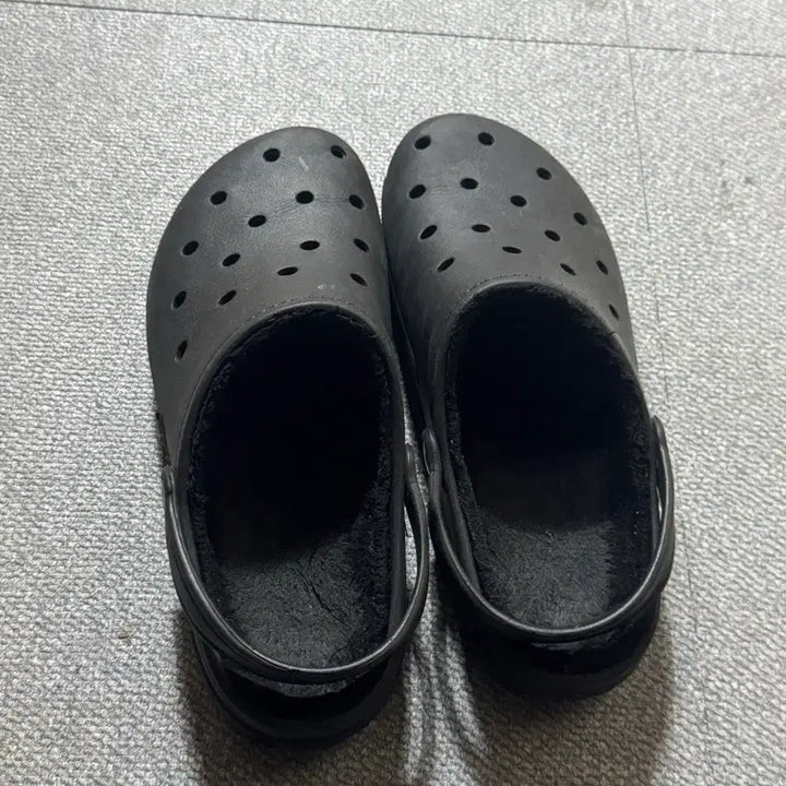 [BUNJANG] Black Lined Crocs Sandals / 검정 털 안감 크록스 샌들