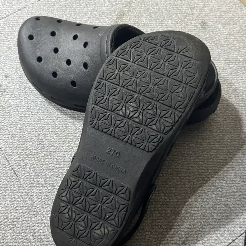 [BUNJANG] Black Lined Crocs Sandals / 검정 털 안감 크록스 샌들