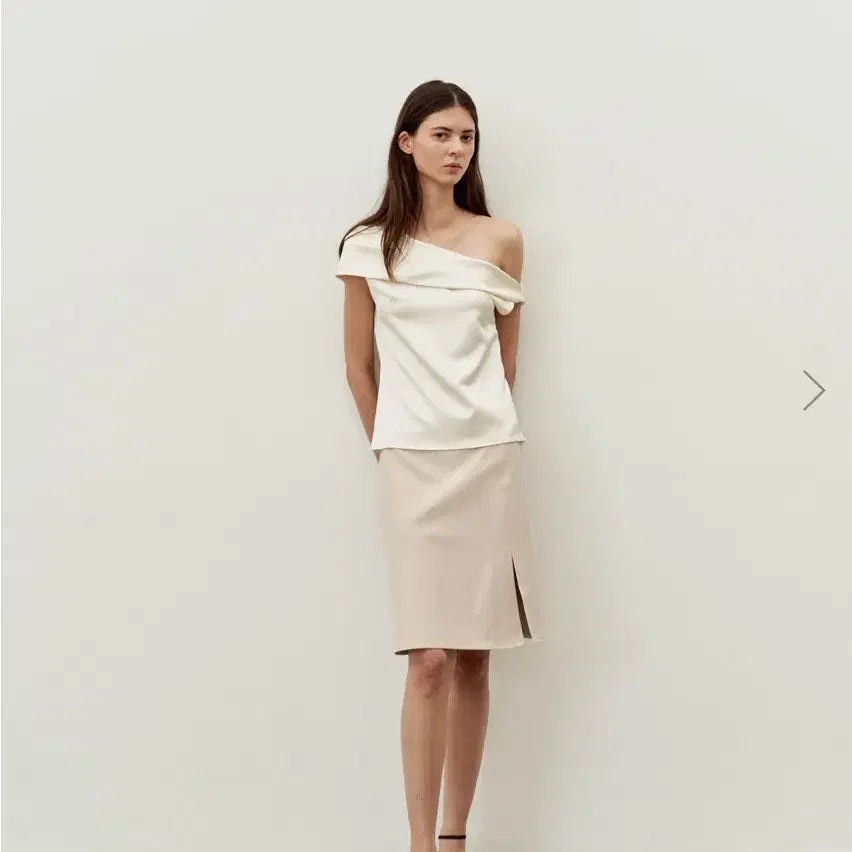 [BUNJANG] Lea Silk One-Shoulder Top M / lea 르에 실크 원 오프숄더 탑 m 새상품