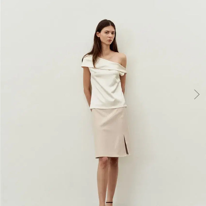 [BUNJANG] Lea Silk One-Shoulder Top M / lea 르에 실크 원 오프숄더 탑 m 새상품
