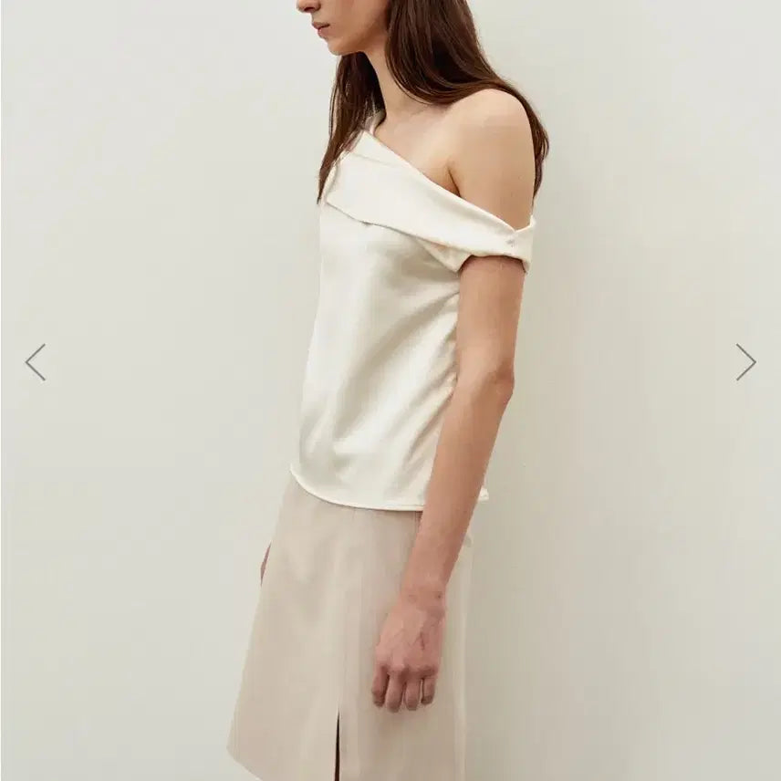 [BUNJANG] Lea Silk One-Shoulder Top M / lea 르에 실크 원 오프숄더 탑 m 새상품