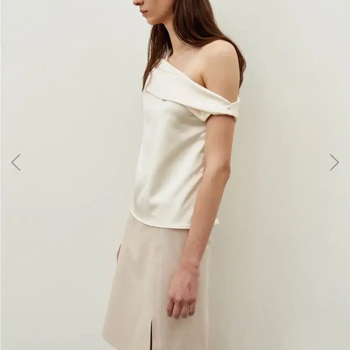 [BUNJANG] Lea Silk One-Shoulder Top M / lea 르에 실크 원 오프숄더 탑 m 새상품