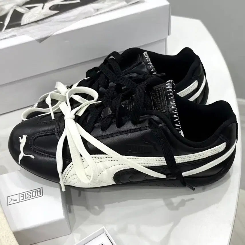 [SOLD OUT] (W) 푸마 x 로제 스피드캣 PRM 블랙 웜 화이트 245mm