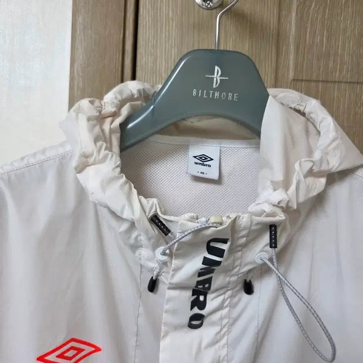 [BUNJANG] Umbro Lightweight Windbreaker Jacket / 엄브로 경량 바람막이 105