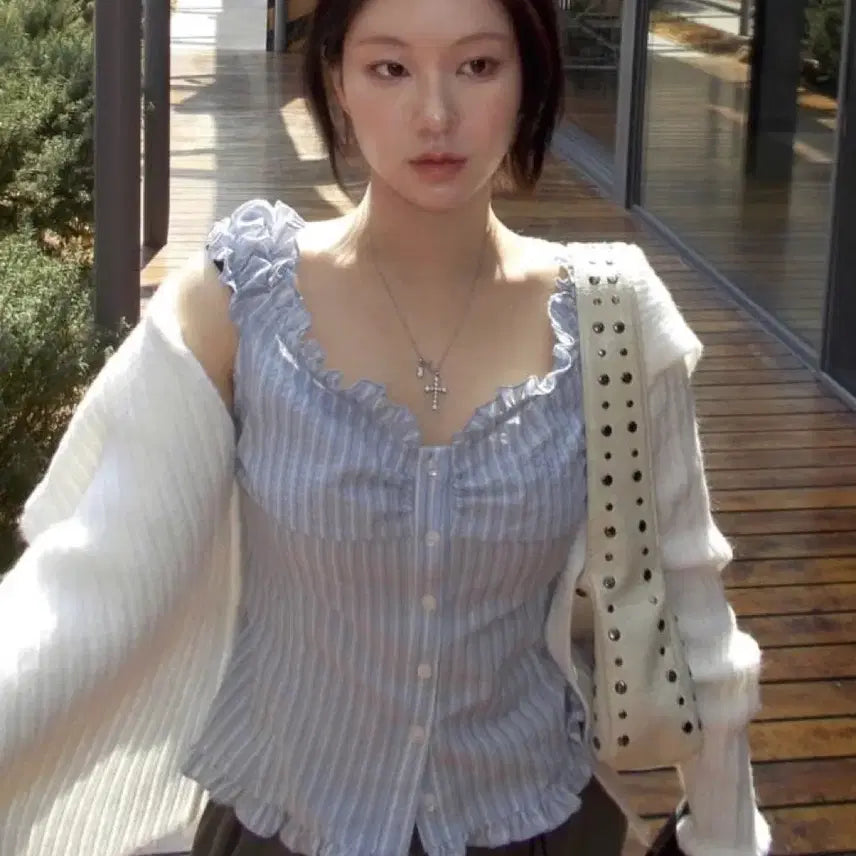 [BUNJANG] Hevibe Pin Stripe Blouse Sora / 헤비브 핀 스트라이프 블라우스 sora