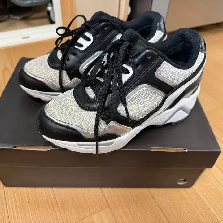 [BUNJANG] SUECOMMA BONNIE Sneakers / 슈콤마보니 225