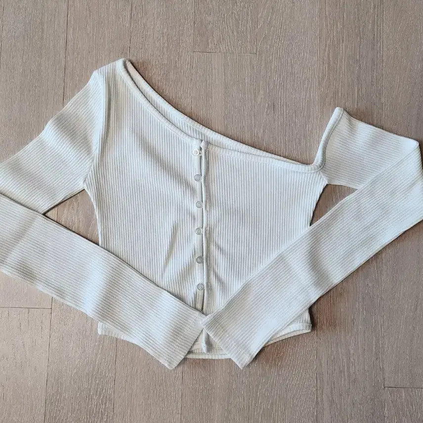 [BUNJANG] BlackUp Fuse Unbalance Button Cardigan - White / 새상품) 블랙업 [MADE] 퓨즈안 언발 버튼 가디건 오프숄더 - 화이트