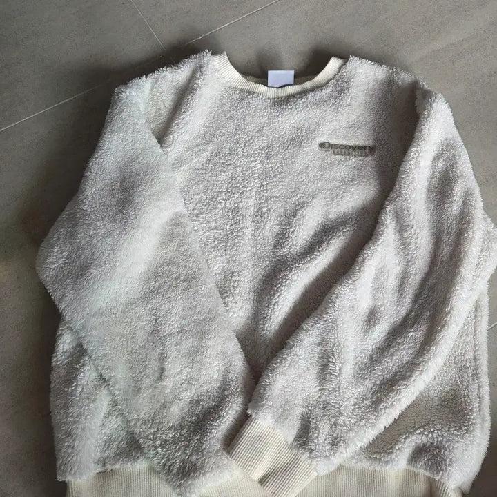[BUNJANG] Discovery Expedition Fleece Ivory Sweatshirt / 디스커버리 익스페디션 뽀글이 맨투맨 아이보리