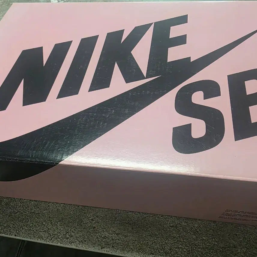 [BUNJANG] Nike Dunk Low SB Pink Box All-Suede Sneakers / 나이키 덩크로우SB 핑크박스 올스카치모델