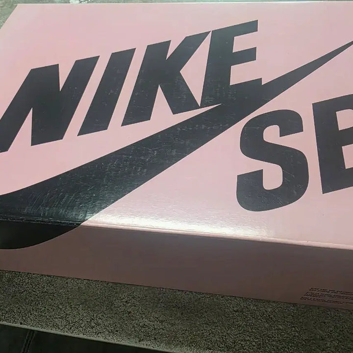 [BUNJANG] Nike Dunk Low SB Pink Box All-Suede Sneakers / 나이키 덩크로우SB 핑크박스 올스카치모델