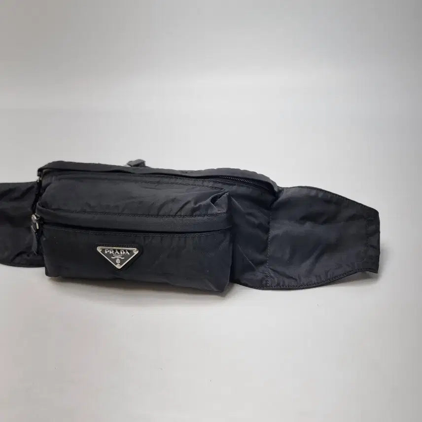 [SOLD OUT] 프라다 PRADA 나일론 힙색 바이커백 슬링백 (상급, 남녀공용)