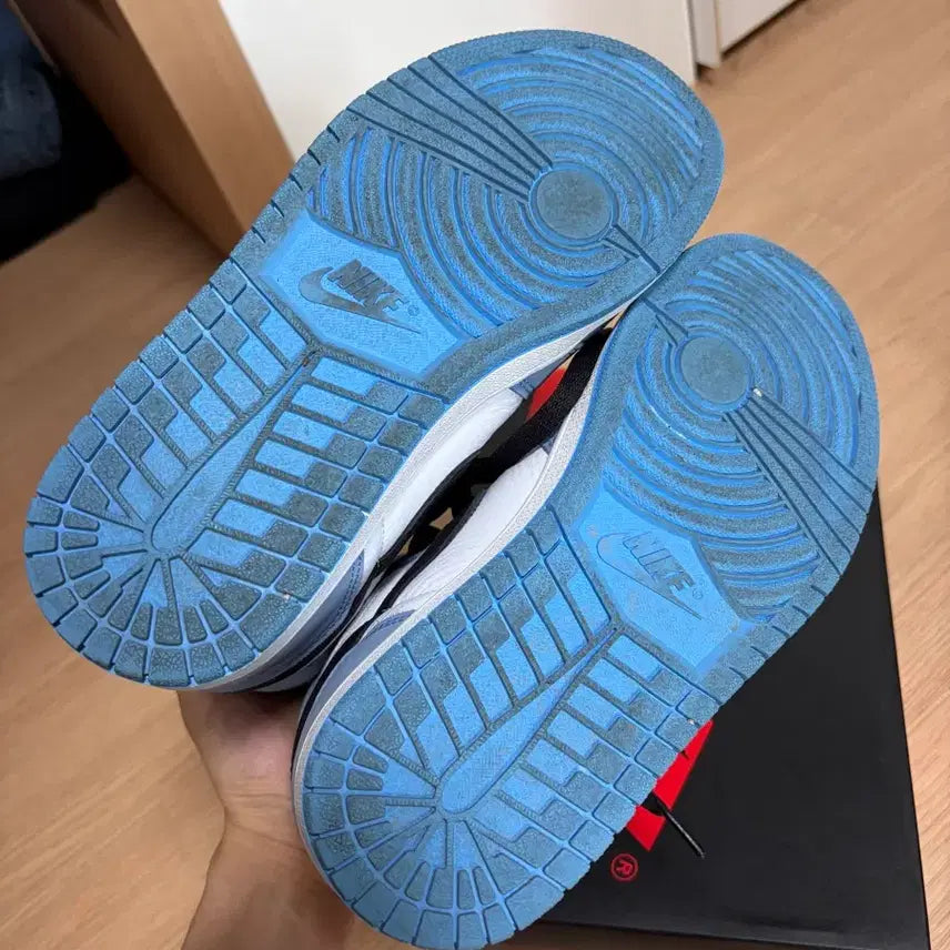 [BUNJANG] Nike Jordan 1 High University Blue Sneakers / 조던1 하이 유니버시티 블루 255