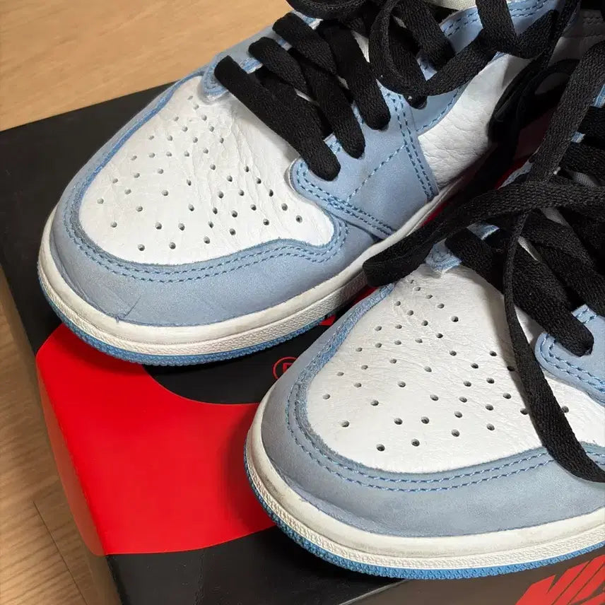 [BUNJANG] Nike Jordan 1 High University Blue Sneakers / 조던1 하이 유니버시티 블루 255