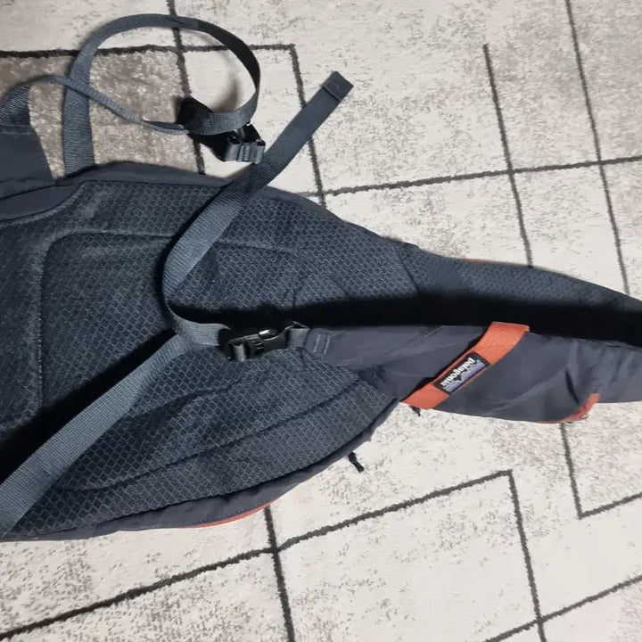 [BUNJANG] Patagonia Atom Sling 8L Bag / 파타고니아 아톰 슬링 8L