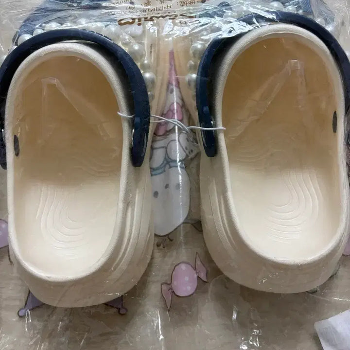 [SOLD OUT] 산리오 헬로키티 진주 크록스 샌들 + 데님 리본 장식 새상품 240
