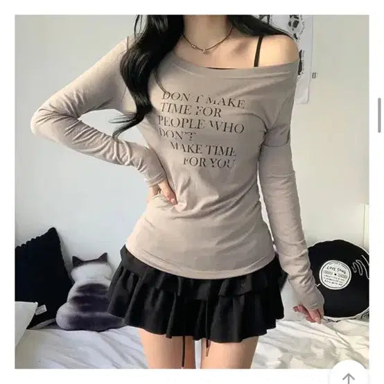 [SOLD OUT] 에이블리 베이지 오프숄더 레터링 긴팔 티셔츠