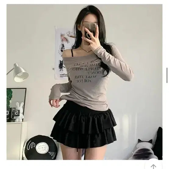 [SOLD OUT] 에이블리 베이지 오프숄더 레터링 긴팔 티셔츠