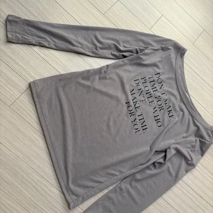 [SOLD OUT] 에이블리 베이지 오프숄더 레터링 긴팔 티셔츠