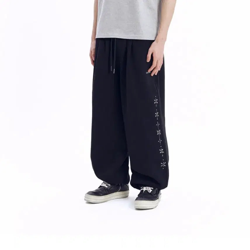 [SOLD OUT] 아캄 스터드 라인 트레이닝 팬츠 블랙