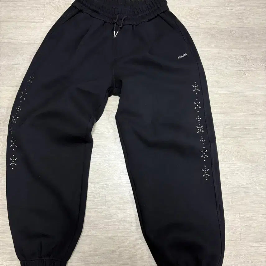 [SOLD OUT] 아캄 스터드 라인 트레이닝 팬츠 블랙