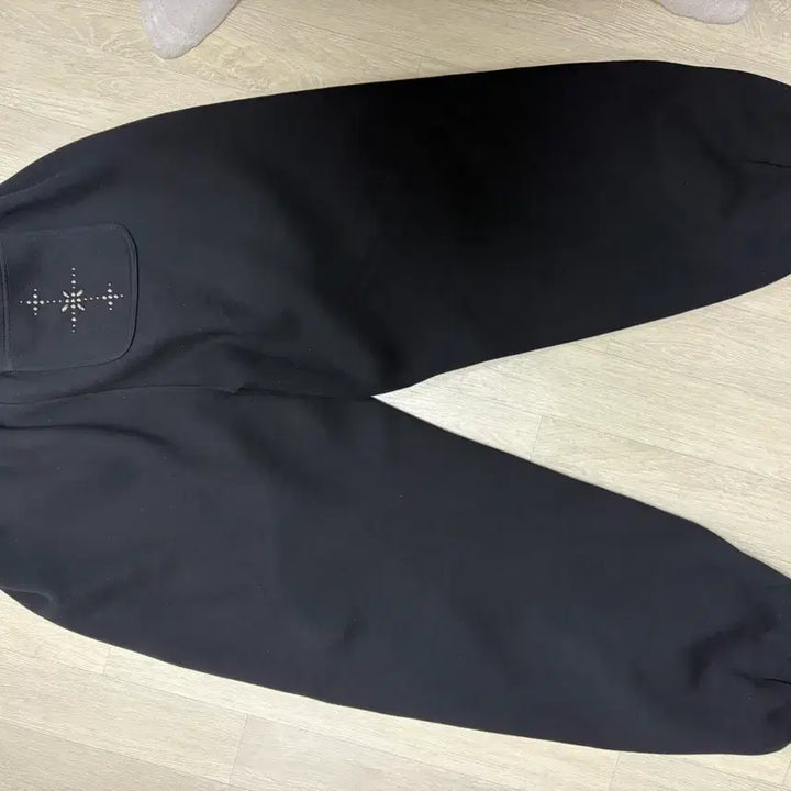 [SOLD OUT] 아캄 스터드 라인 트레이닝 팬츠 블랙