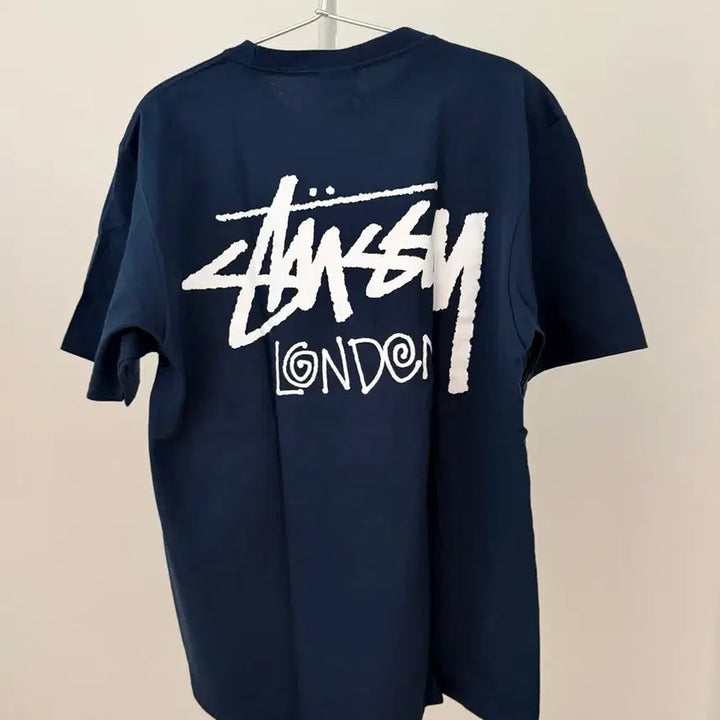 [SOLD OUT] [미착용 신상품] 스투시 X 런던 티셔츠 네이비 M사이즈