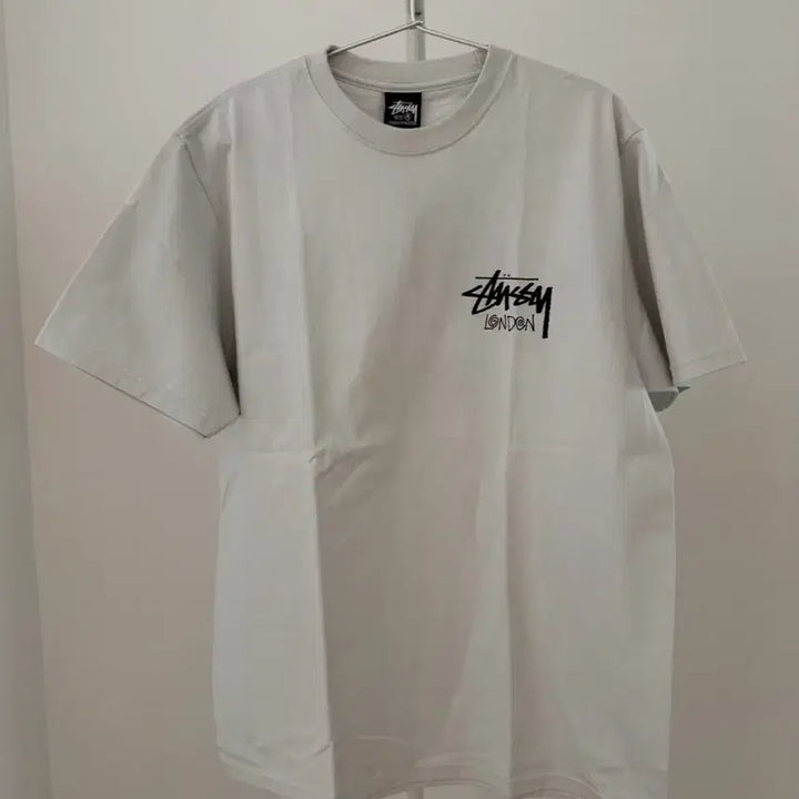[SOLD OUT] [미개봉 신제품] 스투시 X 런던 티셔츠 포그컬러 M사이즈