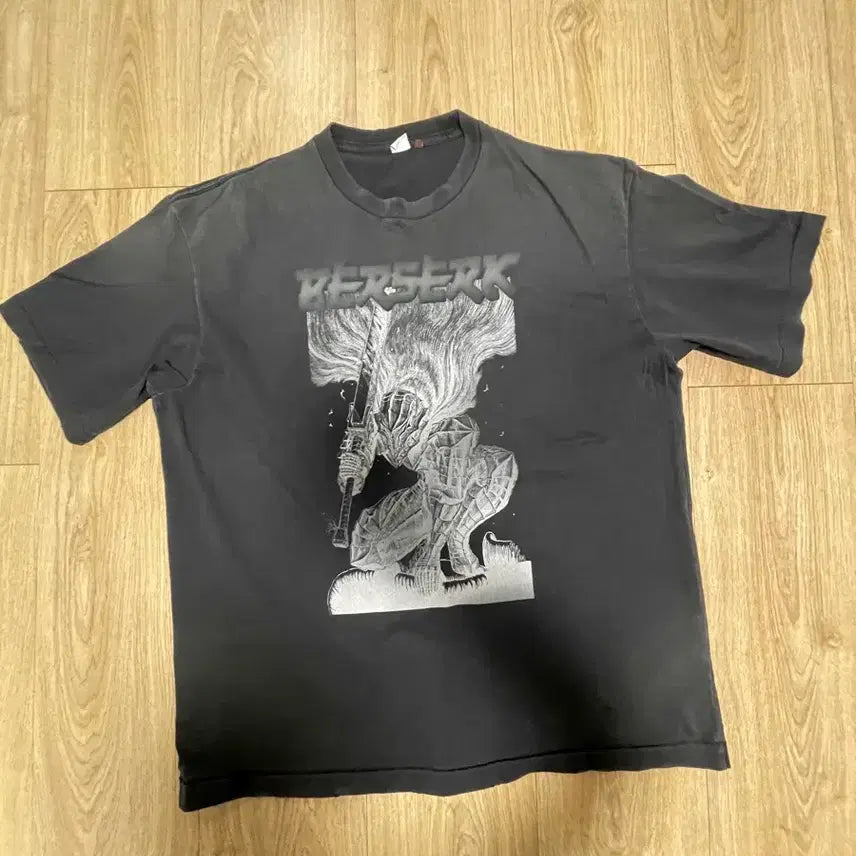[BUNJANG] Polytelu Berserk T-shirt / (3)폴리테루 x 베르세르크 반팔