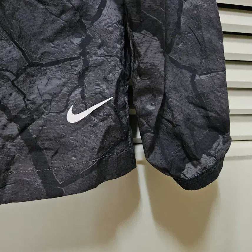 [BUNJANG] Nike Trail Hooded Windbreaker Jacket Black Pattern 95 / 나이키 트레일 후드 바람막이 블랙 패턴 95사이즈
