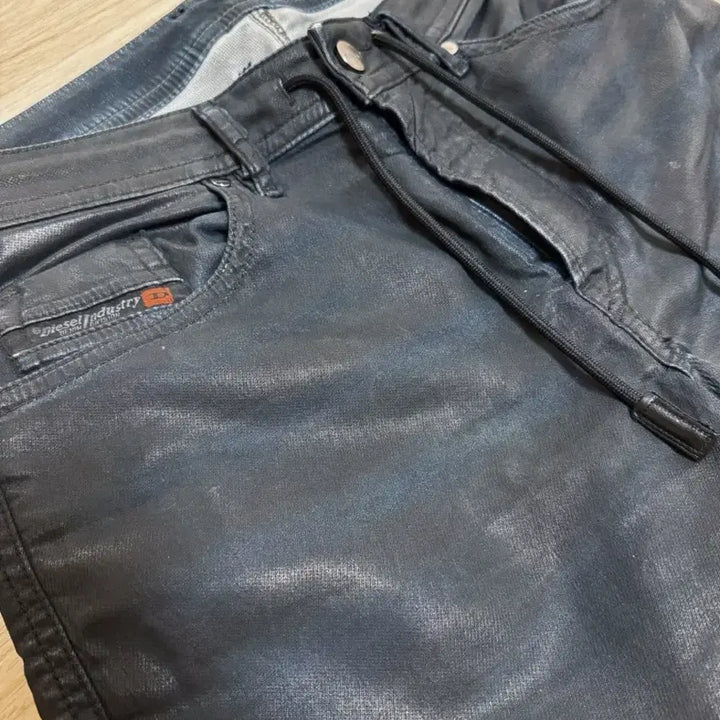 [BUNJANG] Diesel Thommer CB-NE Full Coated Jogg Jeans / 디젤 Thommer CB-NE 풀코팅 조그진 - 블랙과 청의 오묘한 공존