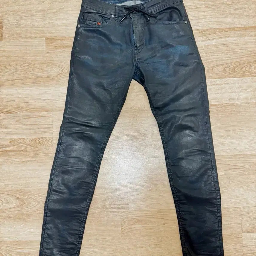 [BUNJANG] Diesel Thommer CB-NE Full Coated Jogg Jeans / 디젤 Thommer CB-NE 풀코팅 조그진 - 블랙과 청의 오묘한 공존