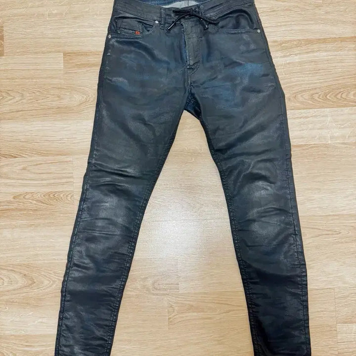 [BUNJANG] Diesel Thommer CB-NE Full Coated Jogg Jeans / 디젤 Thommer CB-NE 풀코팅 조그진 - 블랙과 청의 오묘한 공존