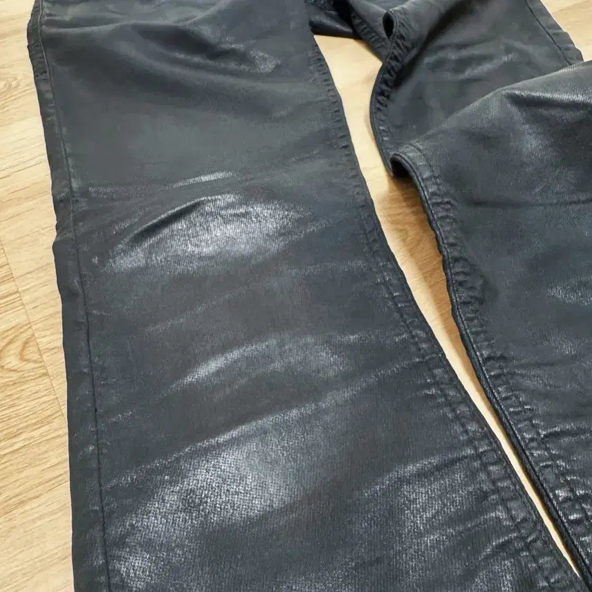 [BUNJANG] Diesel Thommer CB-NE Full Coated Jogg Jeans / 디젤 Thommer CB-NE 풀코팅 조그진 - 블랙과 청의 오묘한 공존