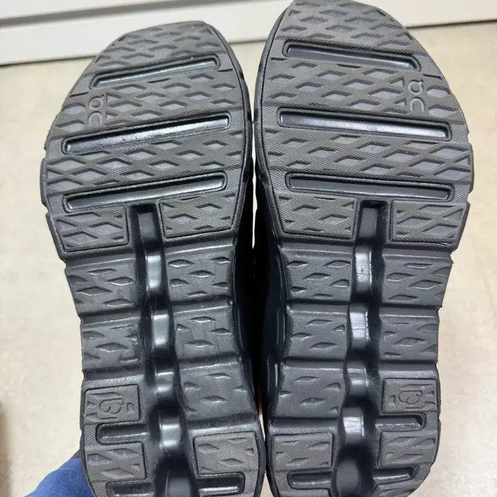 [BUNJANG] OnRunning Cloud Tilt Eclipse Black 255 Sneakers / 온러닝 클라우드 틸트 255