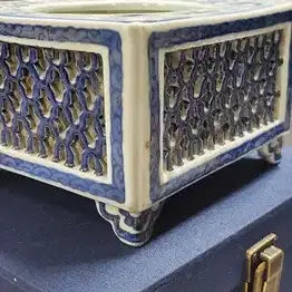 [BUNJANG] Qing Dynasty Celadon Porcelain Floral Square Incense Burner / 건륭년제 청화백자 투조 화훼문 방형 향로 중국도자기 골동품 미술품 수집품