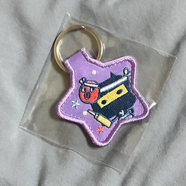 [BUNJANG] Tamagotchi Kozarutchi Star Embroidery Keyring / 다마고치 고자루치 별모양 자수 키링
