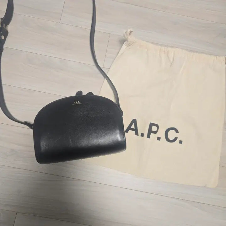 [BUNJANG] A.P.C Half Moon Mini Crossbody Bag / A.P.C 아페쎄 하프문미니 블랙 가방 크로스백